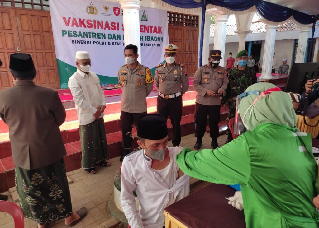 Vaksinasi Merdeka di PP. Assirojiyyah Kajuk Sampang, Ikhtiar Santri Lawan Covid-19