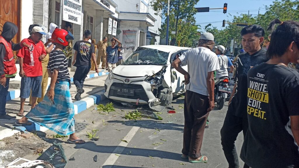 Ngantuk ! Mobil Calya Putih Hantam Sebatang Pohon