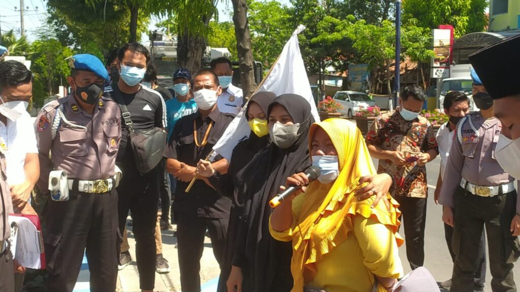 Kawal Kasus Pencabulan Anak, Aktivis Geruduk Pengadilan Negeri Sampang