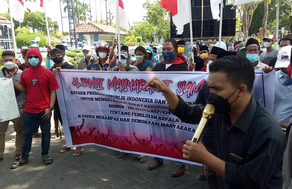 Tak Ditemui Bupati Sampang, Peserta Aksi Tolak Pilkades 2025 Nekat Menginap