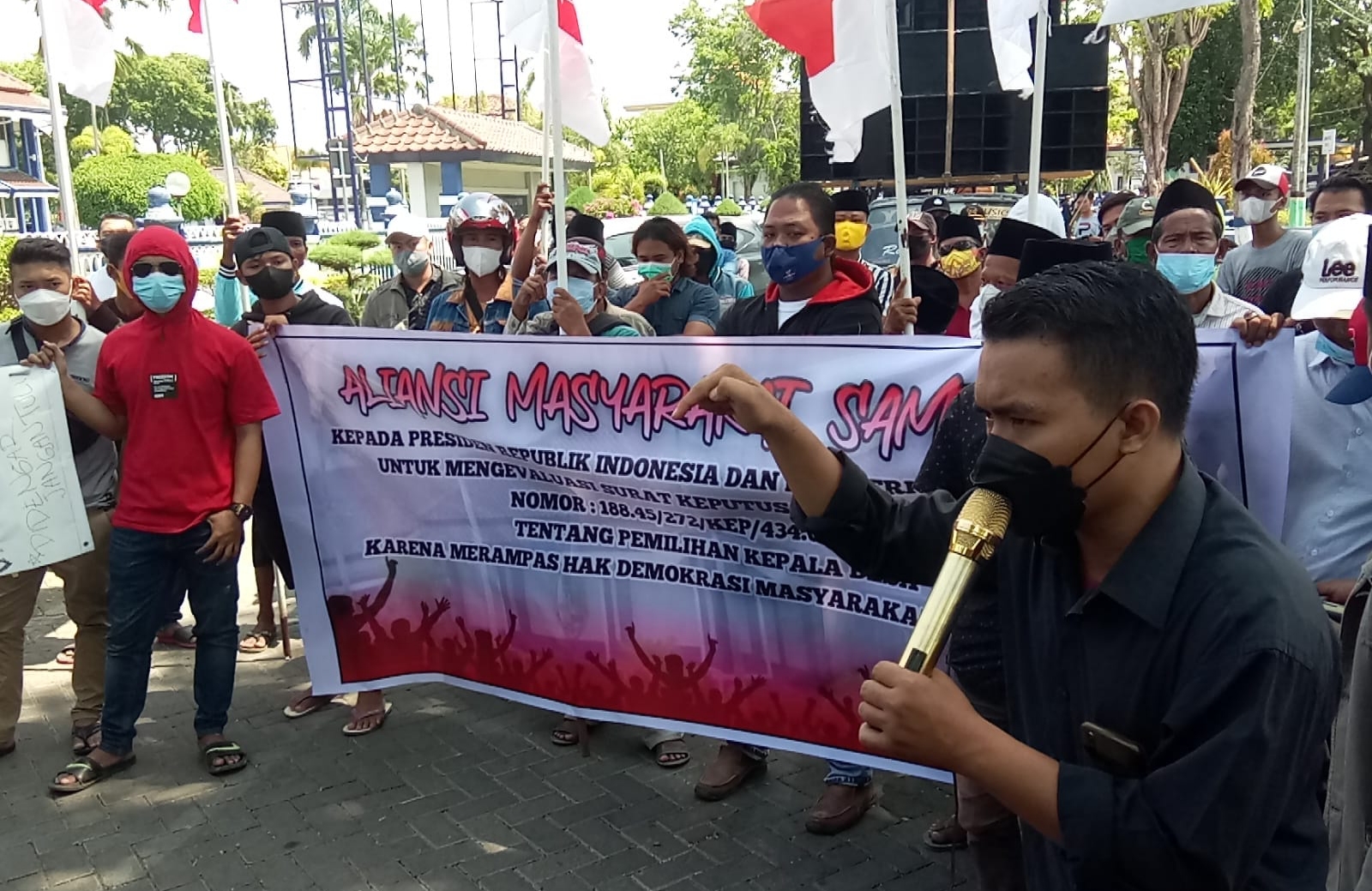 Tak Ditemui Bupati Sampang, Peserta Aksi Tolak Pilkades 2025 Nekat Menginap