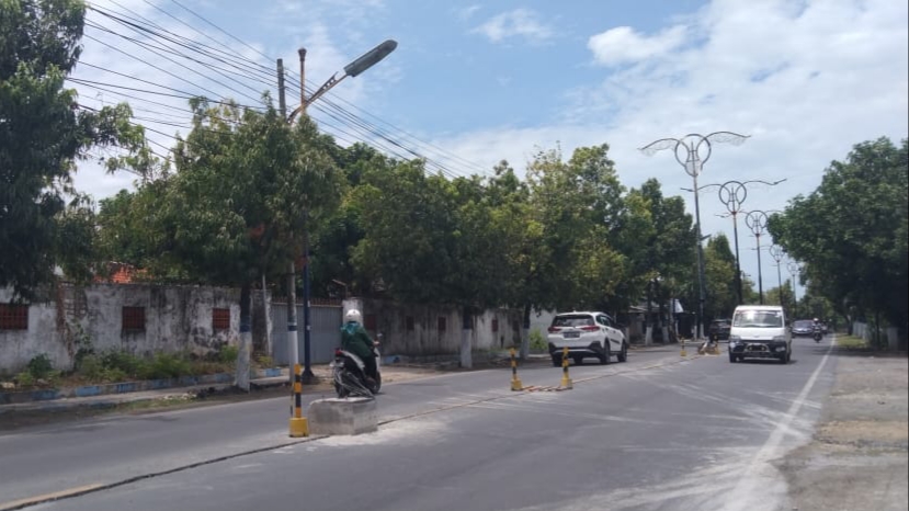Puluhan PJU Jalan Diponegoro Sampang Tanpa Median Jalan, Berikut Penjelasannya !