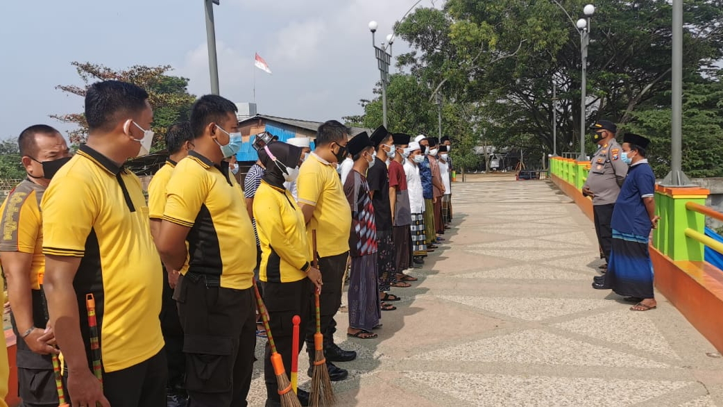 Polres Sampang Ajak Santri Assirojiyah Bersihkan Pinggiran Sungai Kali Kamoning