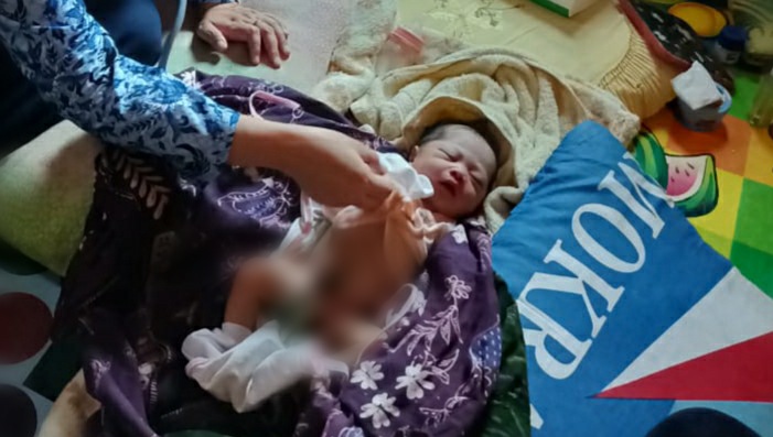 Bayi Laki-Laki Ditemukan Terbungkus Sarung di Pinggir Jalan Robatal Sampang