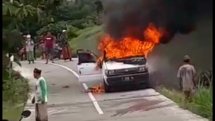 Akibat Korsleting Mesin, Mobil Ketua Ranting NU Desa Somber Sampang Rusak Terbakar