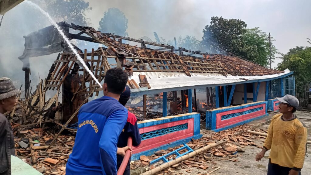 Korsleting Listrik, Rumah Warga Kalangan Prao Sampang Ludes Terbakar