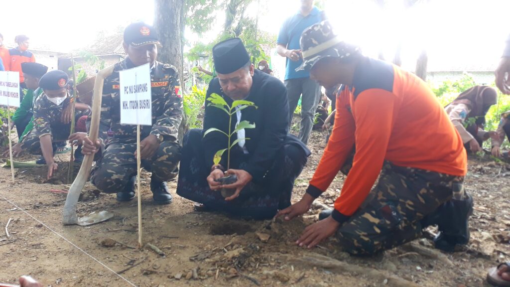 Peduli Lingkungan, Ketua Tanfidziyah PCNU Sampang Ajak Masyarakat Menanam Pohon