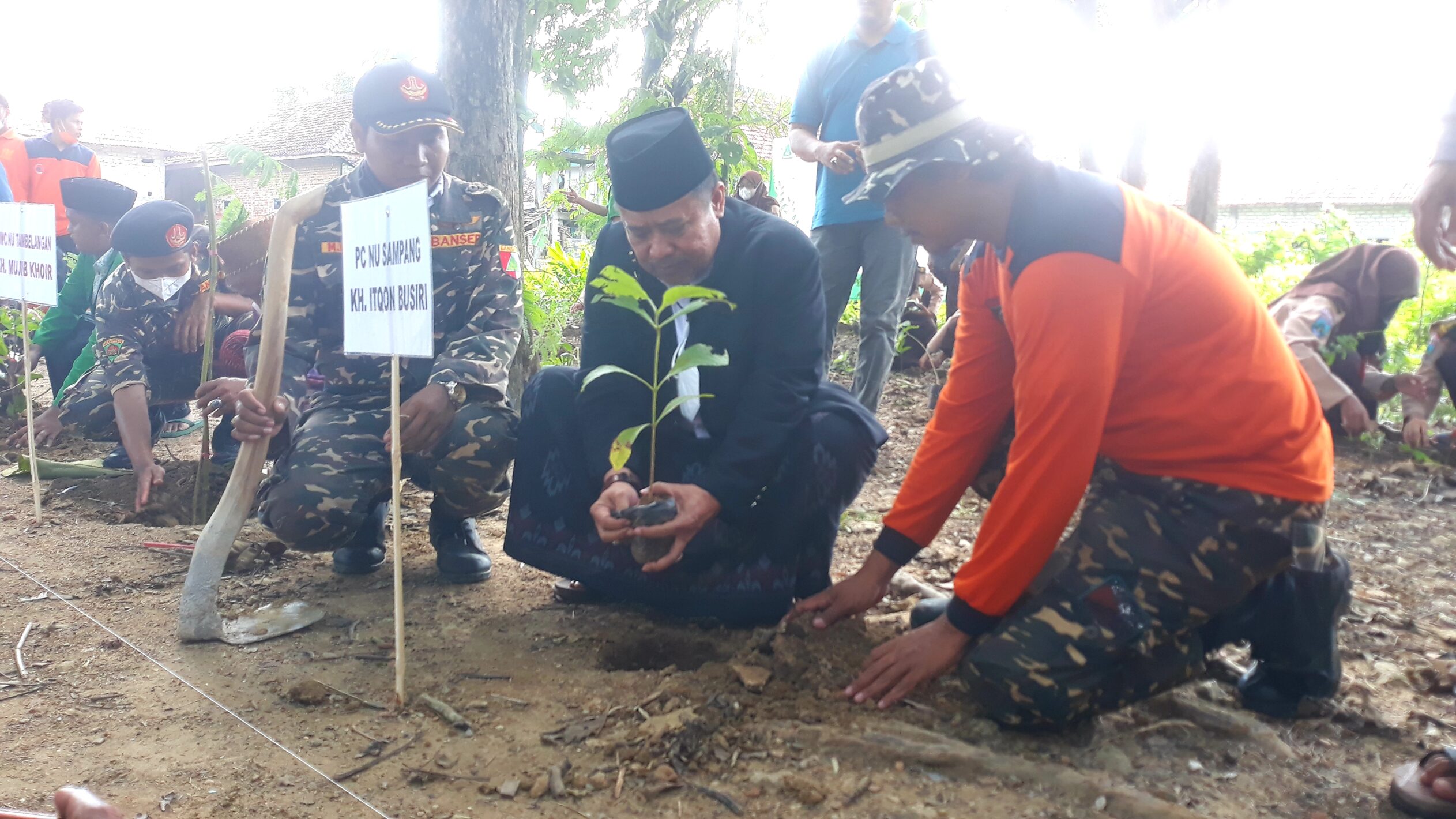 Peduli Lingkungan, Ketua Tanfidziyah PCNU Sampang Ajak Masyarakat Menanam Pohon