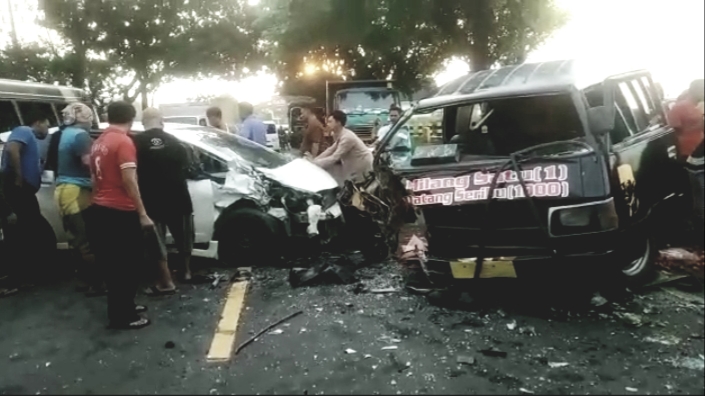 Laka Lantas Camplong Sampang, 2 Mobil Rusak Parah, Ini Sebabnya!