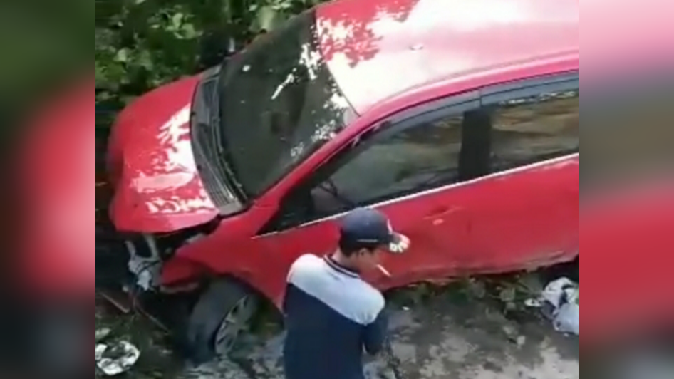 Pengemudi Ngantuk, Mobil Daihatsu Sigra Nyungsep ke Bibir Pantai