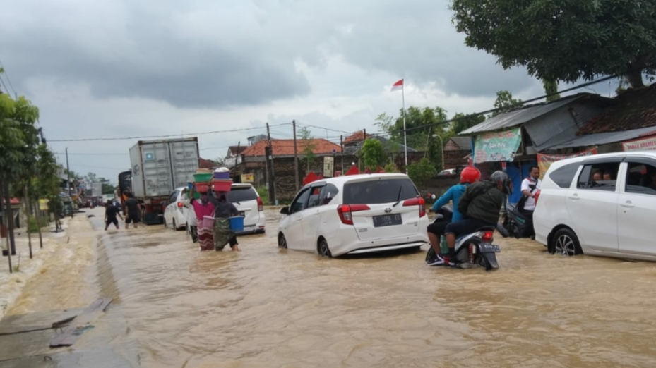 Permasalahan Klasik, Blega Terendam Banjir, Arus Lalu Lintas Tersendat