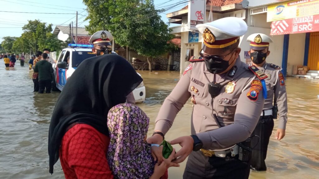 Kasat Lantas Polres Sampang Bagikan Ratusan Bungkus Nasi Pada Warga Terdampak Banjir