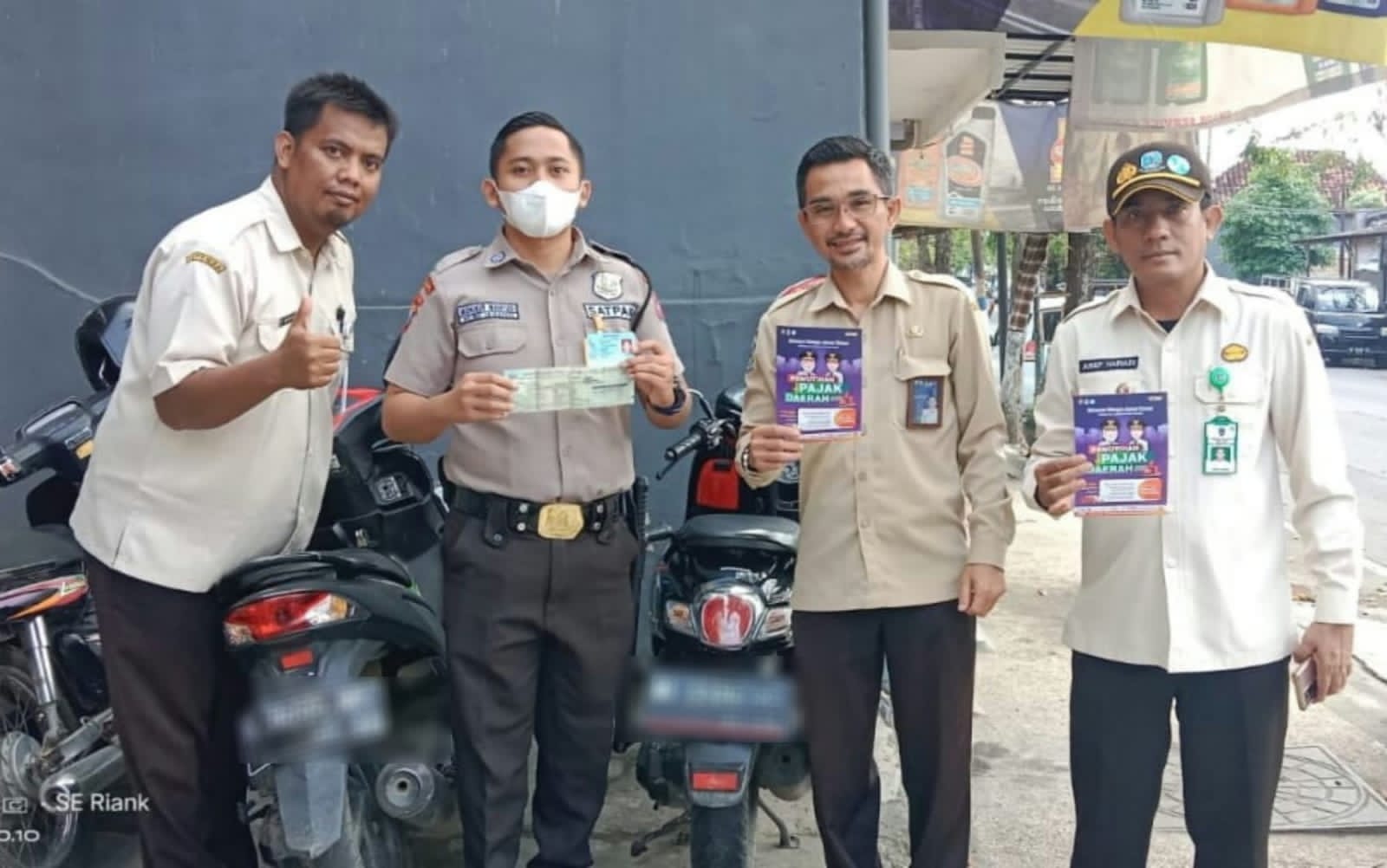 Taat Pajak, Satpam di Sampang Terima Hadiah Tabungan Umroh