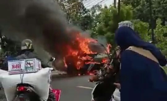 Hendak Mudik, Mobil Carreta Terbakar di Jalan Raya Torjun Sampang