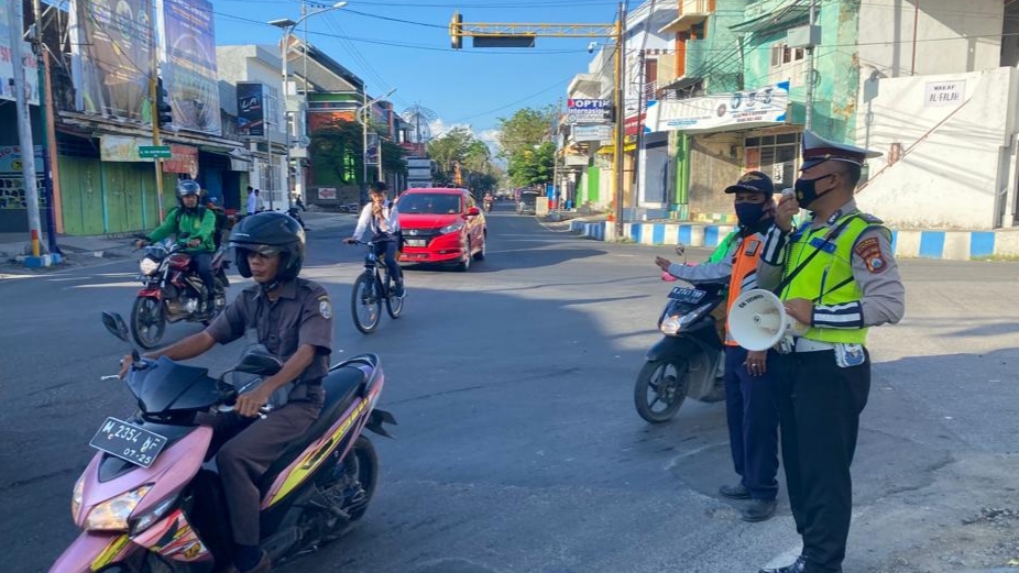 Satlantas Polres Sampang Sosialisasikan Mobil INCAR ETLE Pada Masyarakat