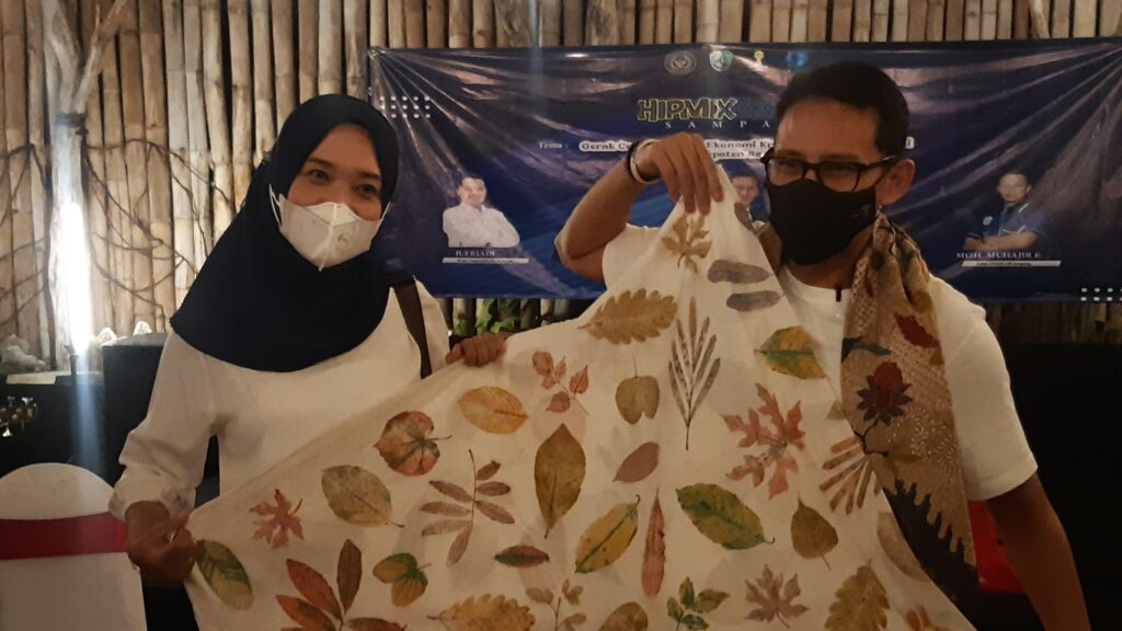 Menparekraf Sandiaga Salahuddin Uno saat berfoto dengan salah satu pelaku ekonomi kreatif di Sampang