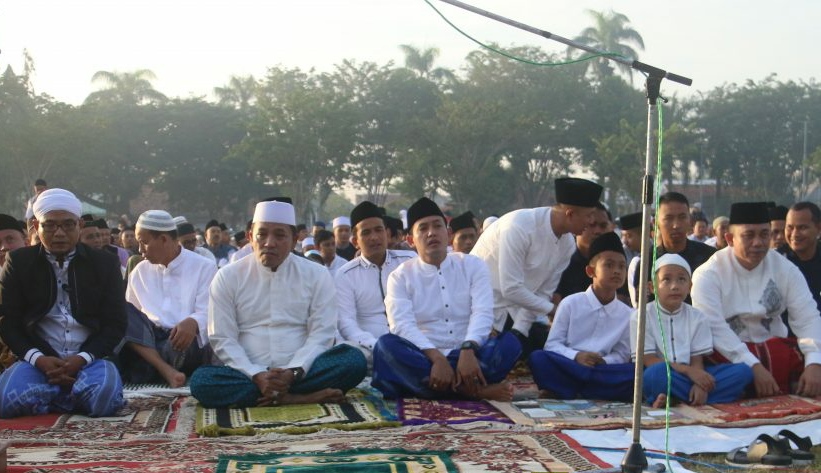 Bupati dan Wabup Sampang Tunaikan Sholat Id Bersama Warganya