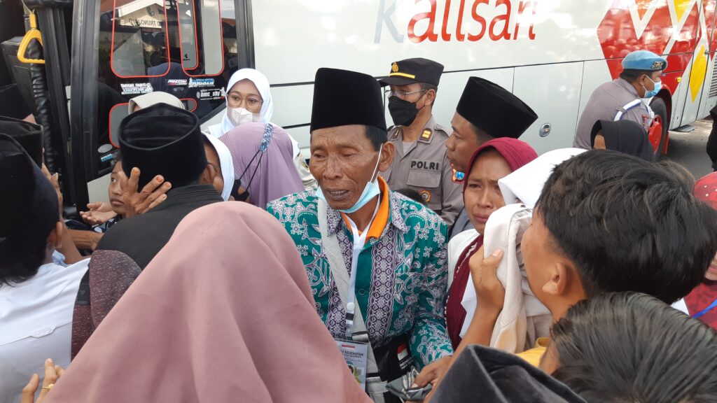 Diberangkatkan, Ratusan Jamaah Haji Asal Sampang Akan Lepas Kerinduan ke Tanah Suci