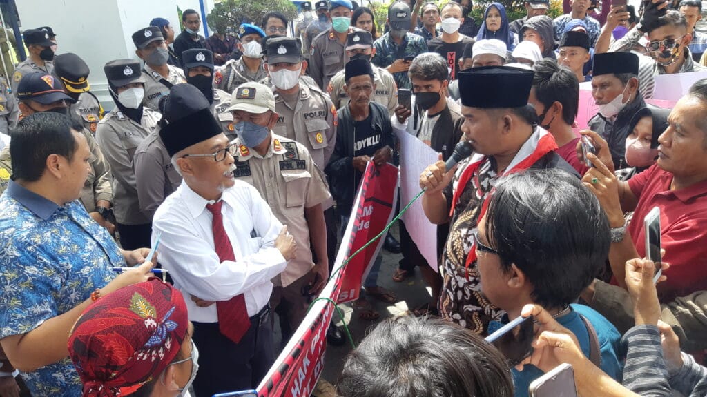 Keluhkan Kinerja Pj, Puluhan Masyarakat Gugat Pemkab Sampang Segera Gelar Pilkades