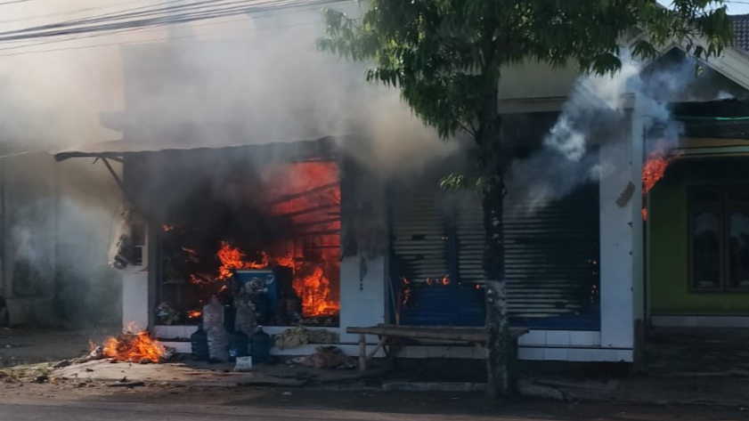 Tumpahan Bensin Ledakkan Tabung Gas Bakar 1 Unit Ruko