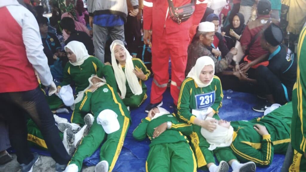 Kelelahan dan Dehidrasi, Puluhan Peserta Lomba Gerak Jalan Sampang Pingsan