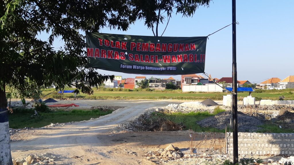 Heboh! Forum Warga Banyuanyar Pasang Banner Tolak Pembangunan Markas Salafi Wahabi