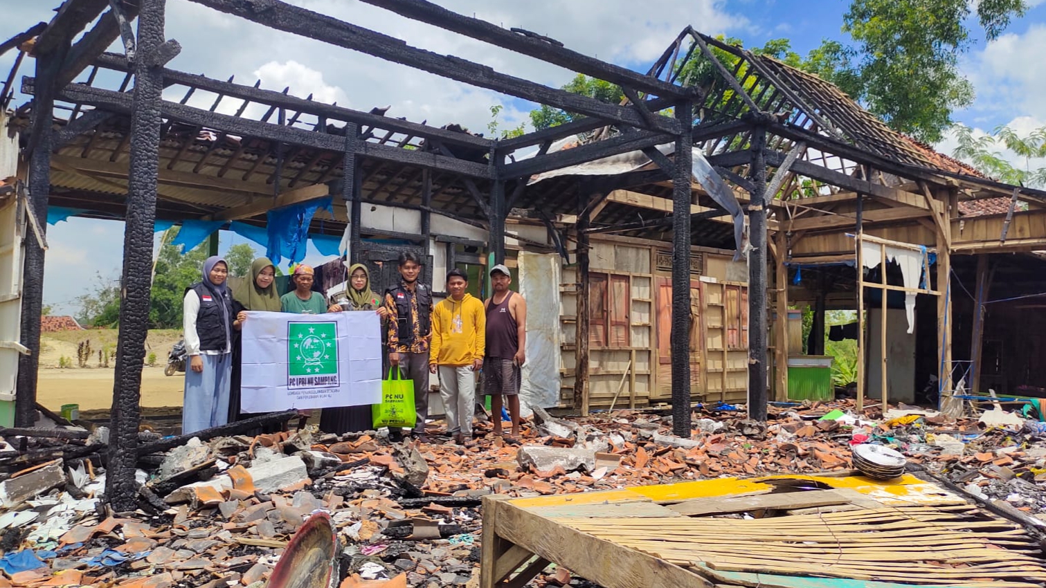 LPBI NU Sampang Berikan Bantuan Pasca Bencana Pada Korban Kebakaran