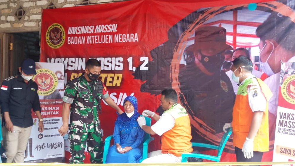 Kerja Keras BIN, Masyarakat Sampang Ikuti Vaksinasi Covid-19