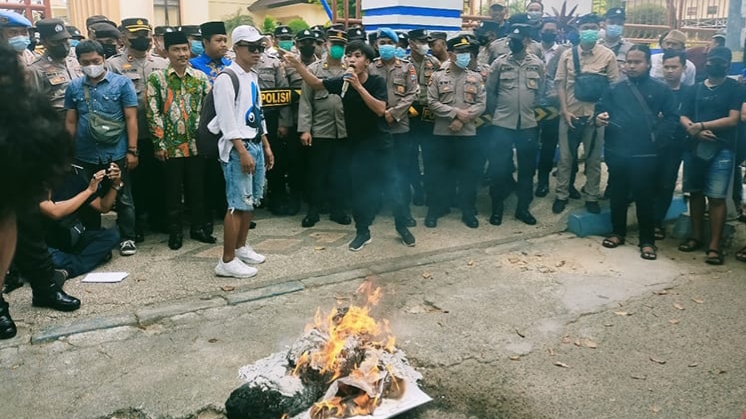 Masyarakat Sampang Tolak Kenaikan Harga BBM Demo Tuntut Dewan Bergerak