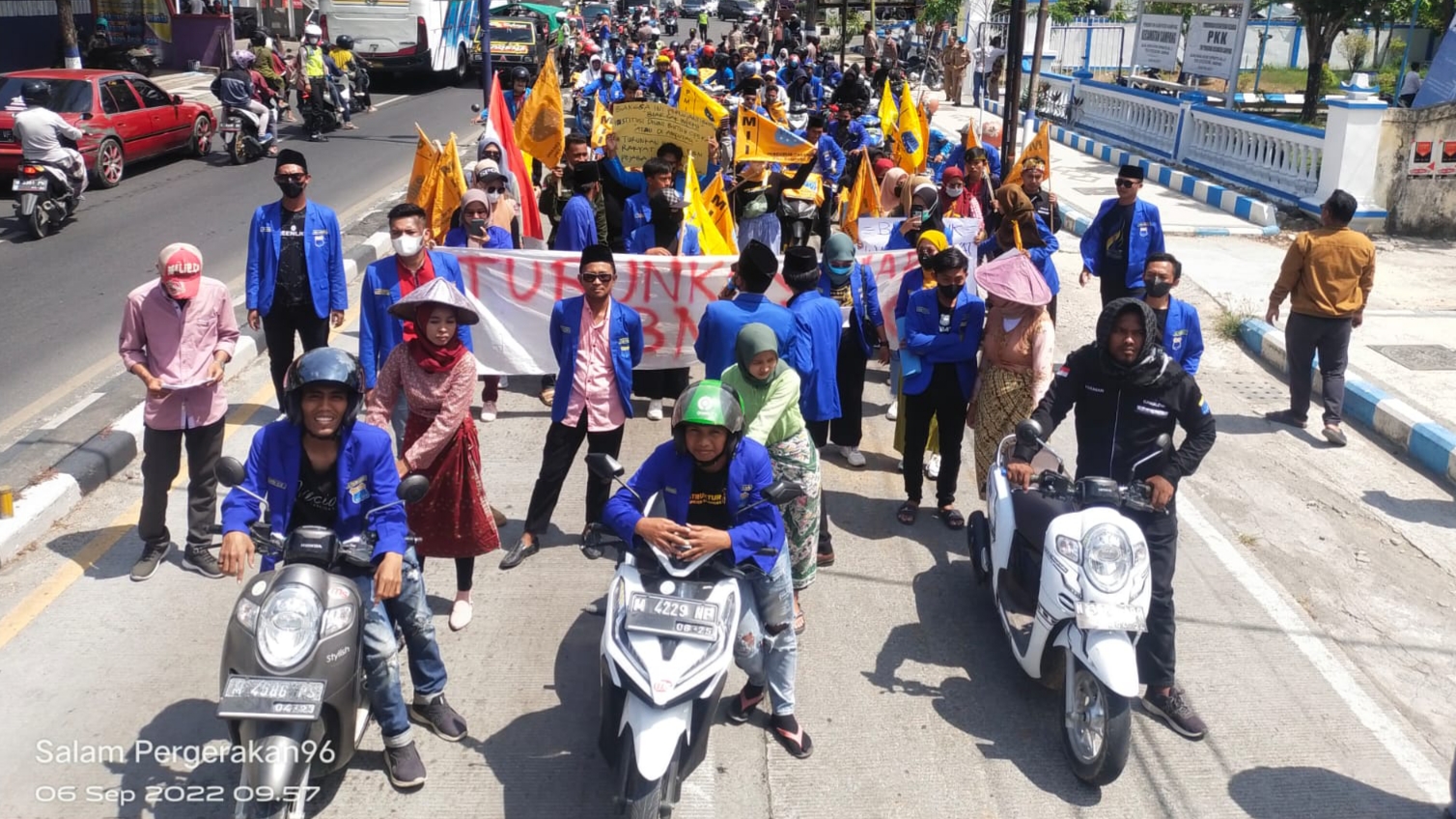 Aksi Mogok Berkendara PC PMII Sampang Tolak Kenaikan Harga BBM