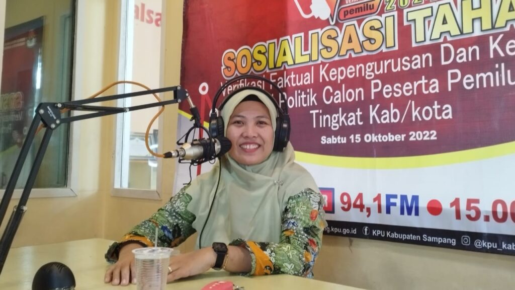 Komisioner KPU Kabupaten Sampang, Divisi Teknis Penyelenggaraan, Siti Aisah saat hadir sebagai narasumber