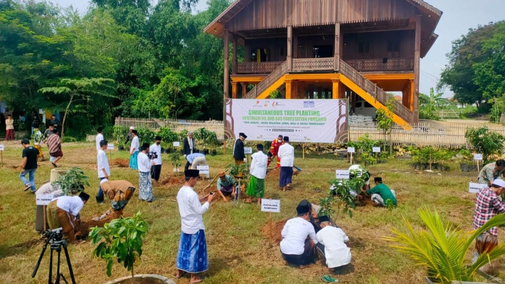 Peduli Pesantren, SKK Migas-KKKS Jabanusa Berikan Ratusan Bibit Pohon Produktif