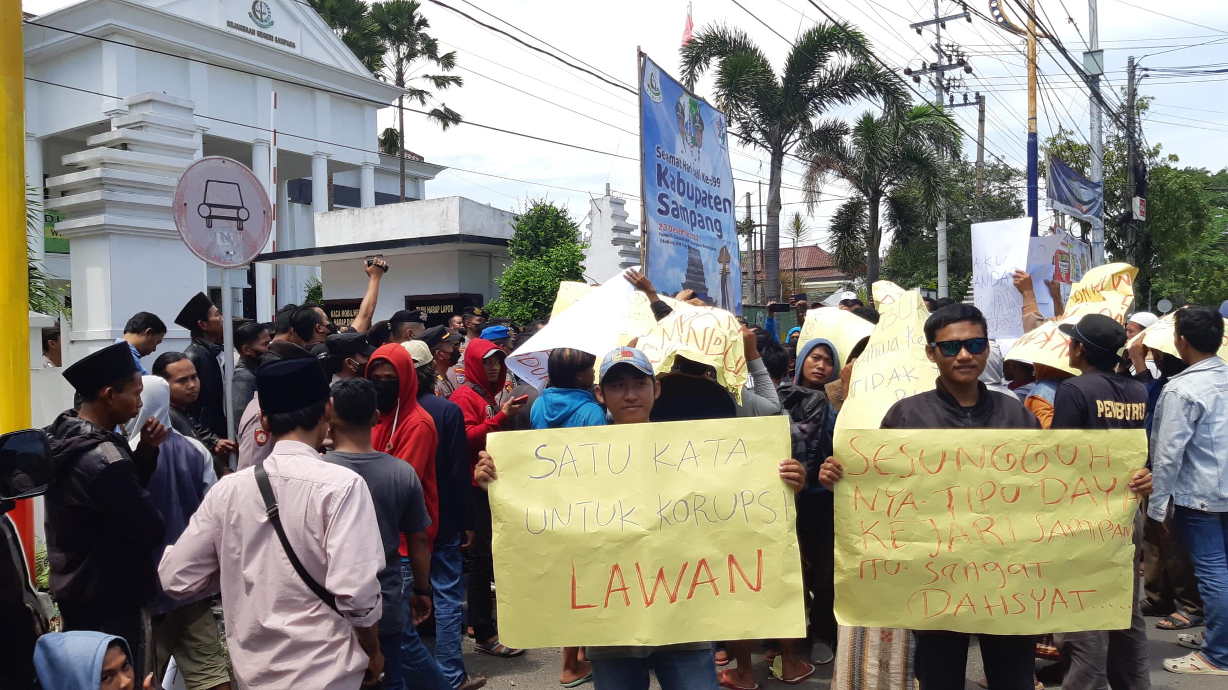 Aksi Demonstrasi Tuntut Kejari Sampang Segera Tangani Tipikor Bansos