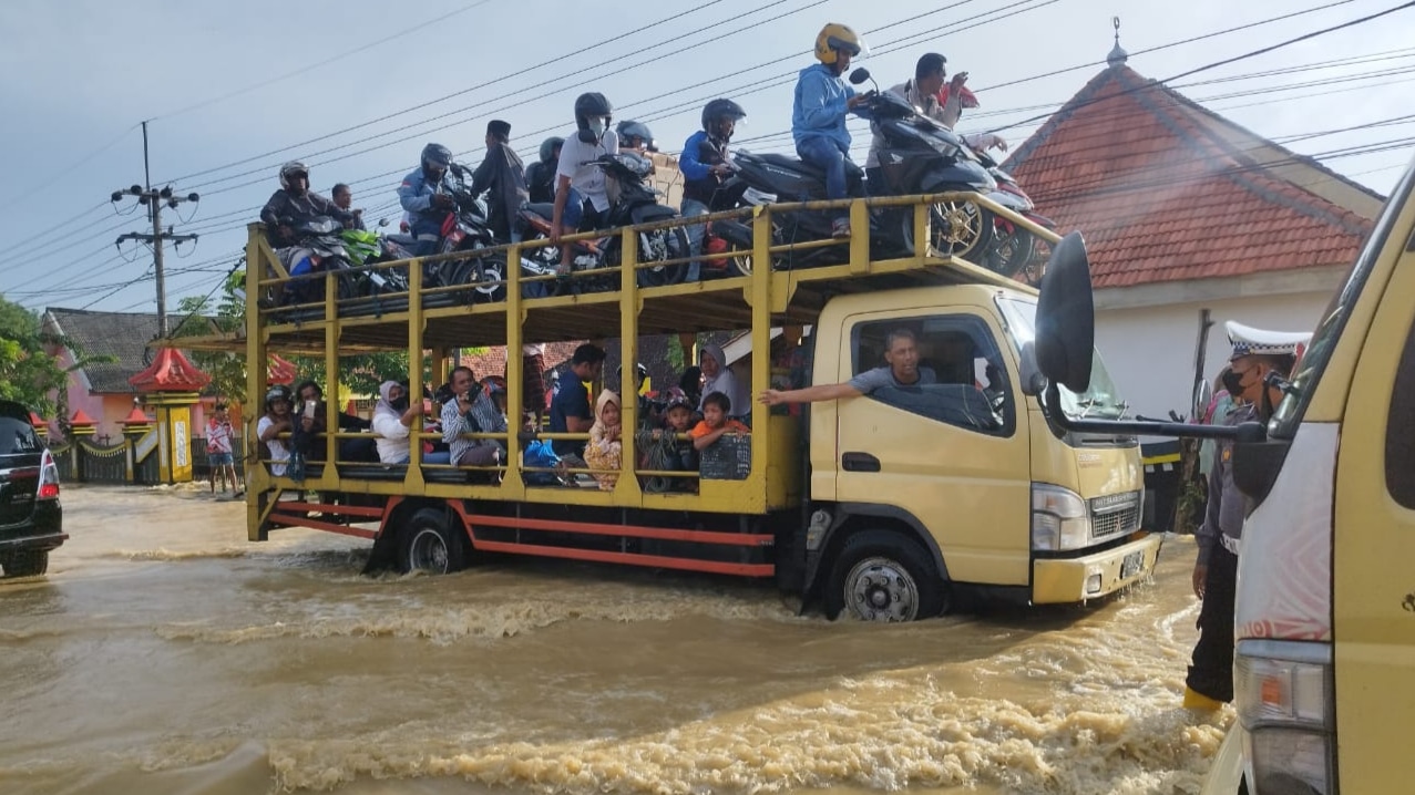 Arus Lalu Lintas Tersendat, Kapolsek Blega Himbau Hati-Hati Terobos Banjir