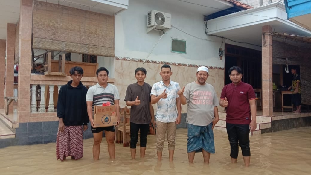 Indra Bustomi, Anggota DPRD Bangkalan Bantu Warga Terdampak Banjir Blega