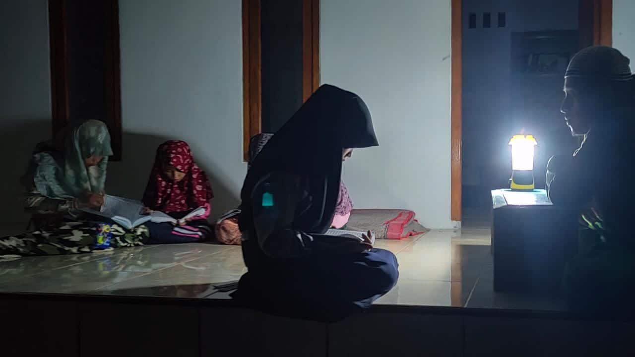 Pemadaman Bergilir, KBM Santri di Bangkalan Terganggu