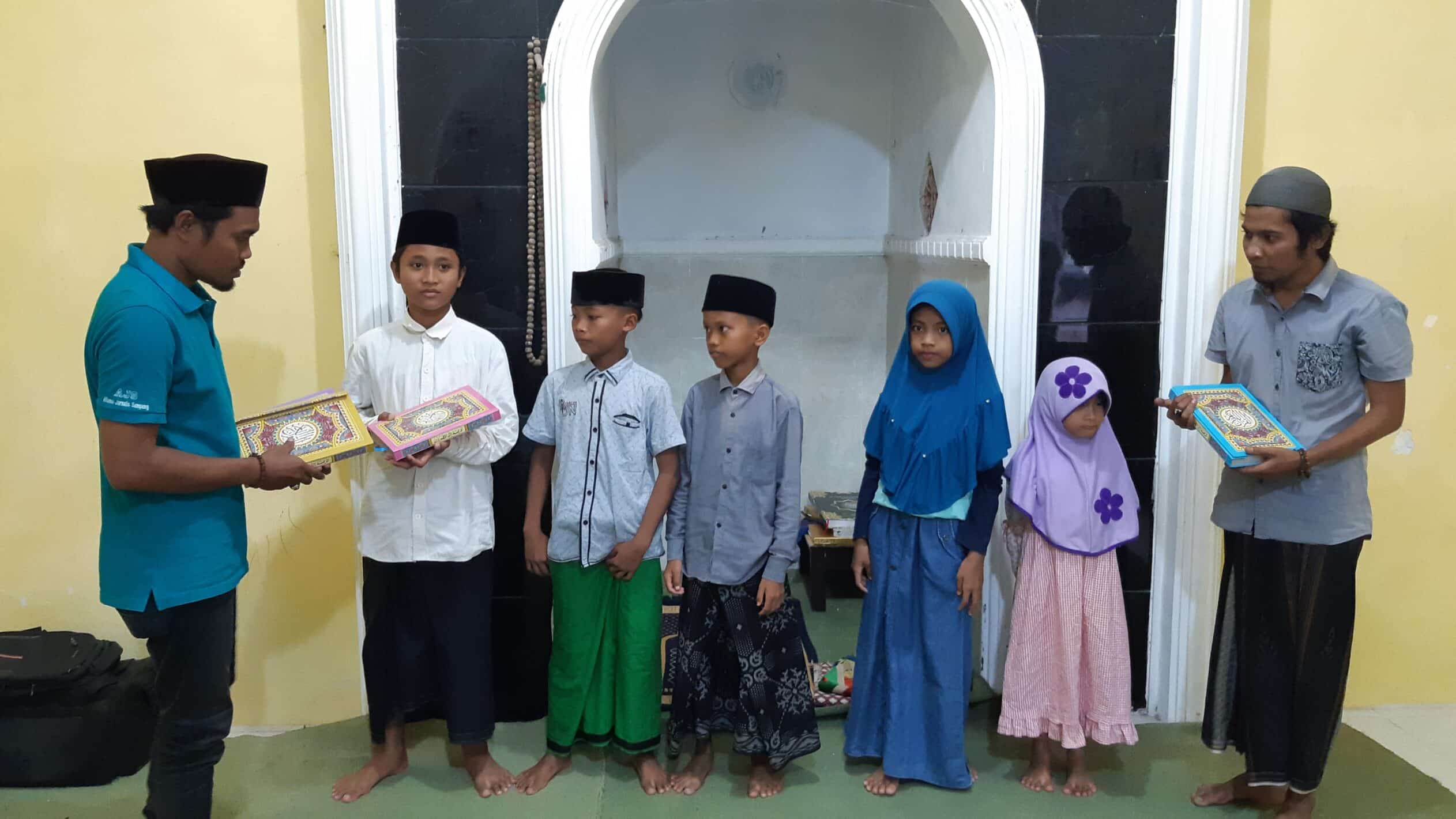 Momentum Ramadhan, AJS Wakafkan 100 Mushaf Al- Qur’an