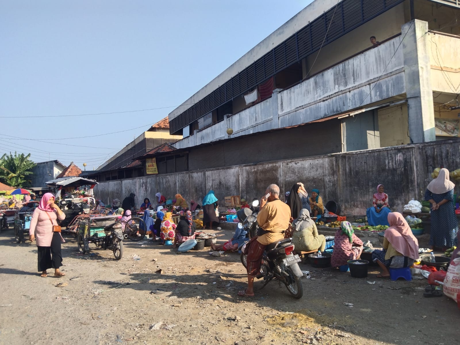 Lapak Digusur, Para Pedagang Tetap Nekat Berjualan di Bawah Terik Matahari