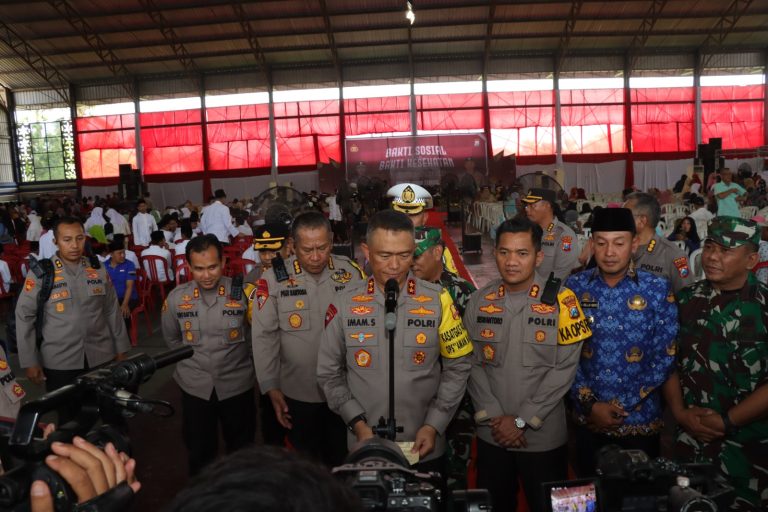 Polda Jatim Salurkan Ribuan Paket Sembako di Madura