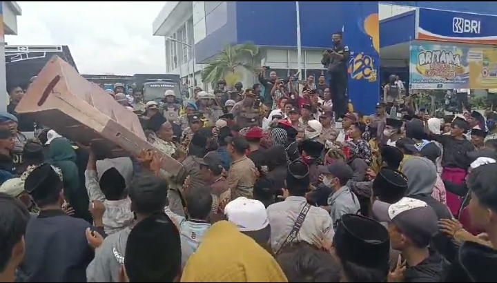 Demonstrasi di Depan Kantor BRI sampang Berujung Ricuh, 2 Orang Diamankan Polisi