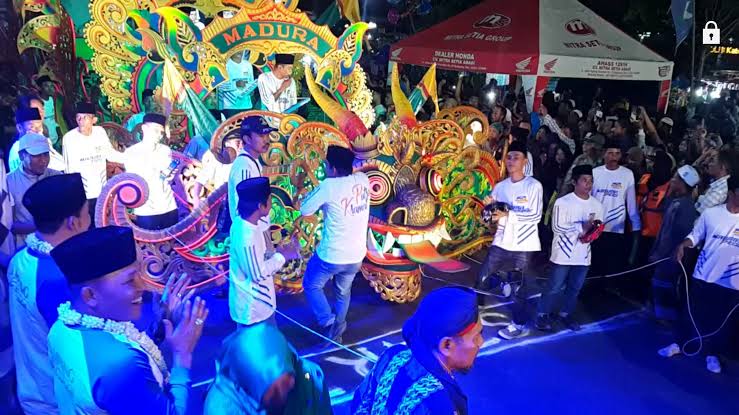 Hujan Deras Tak Surutkan Semangat Masyarakat Sampang Hadiri Festival Daul Dug Dug