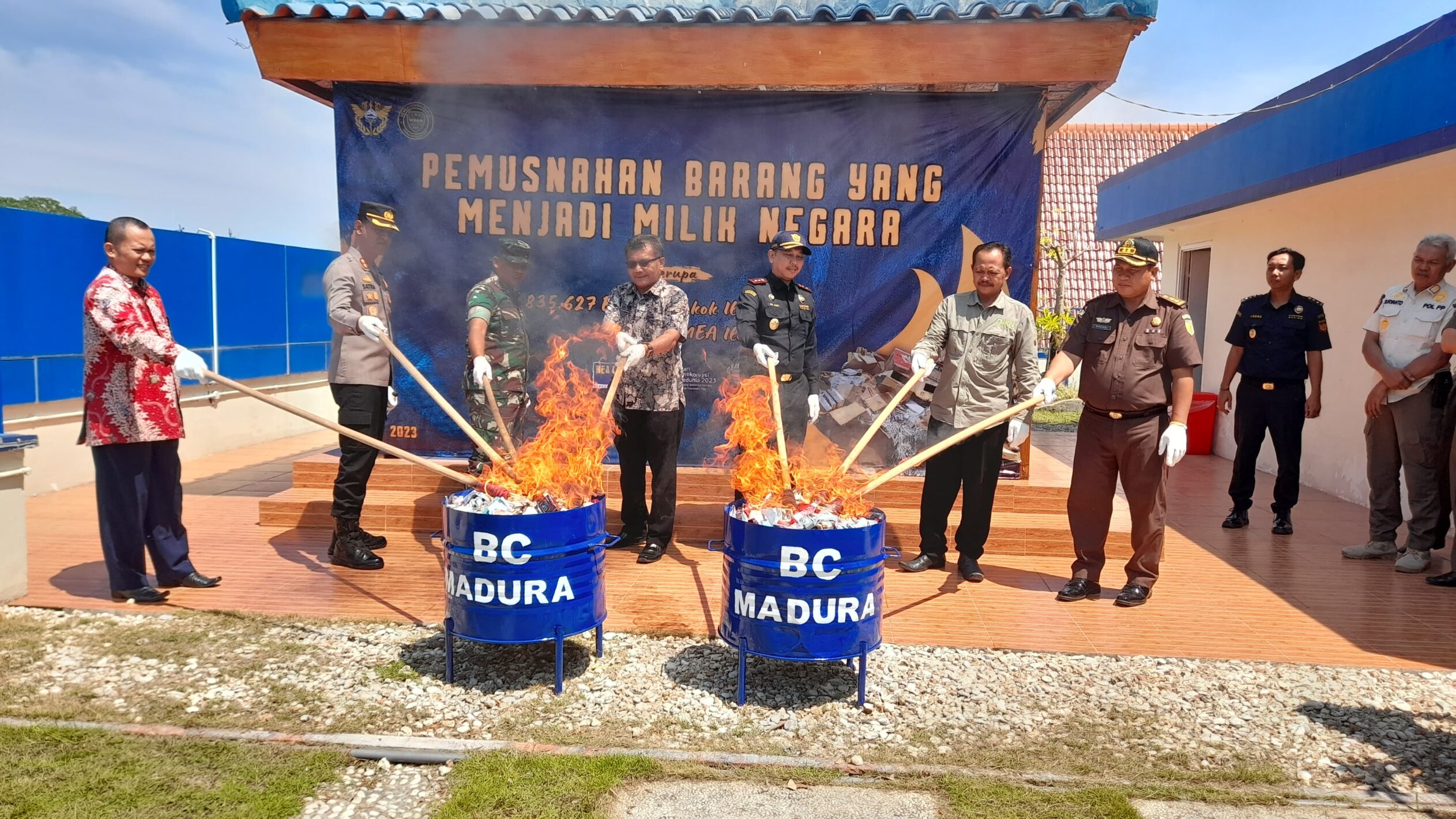Bea Cukai Madura Bakar Rokok Ilegal Senilai Rp 33 Miliar