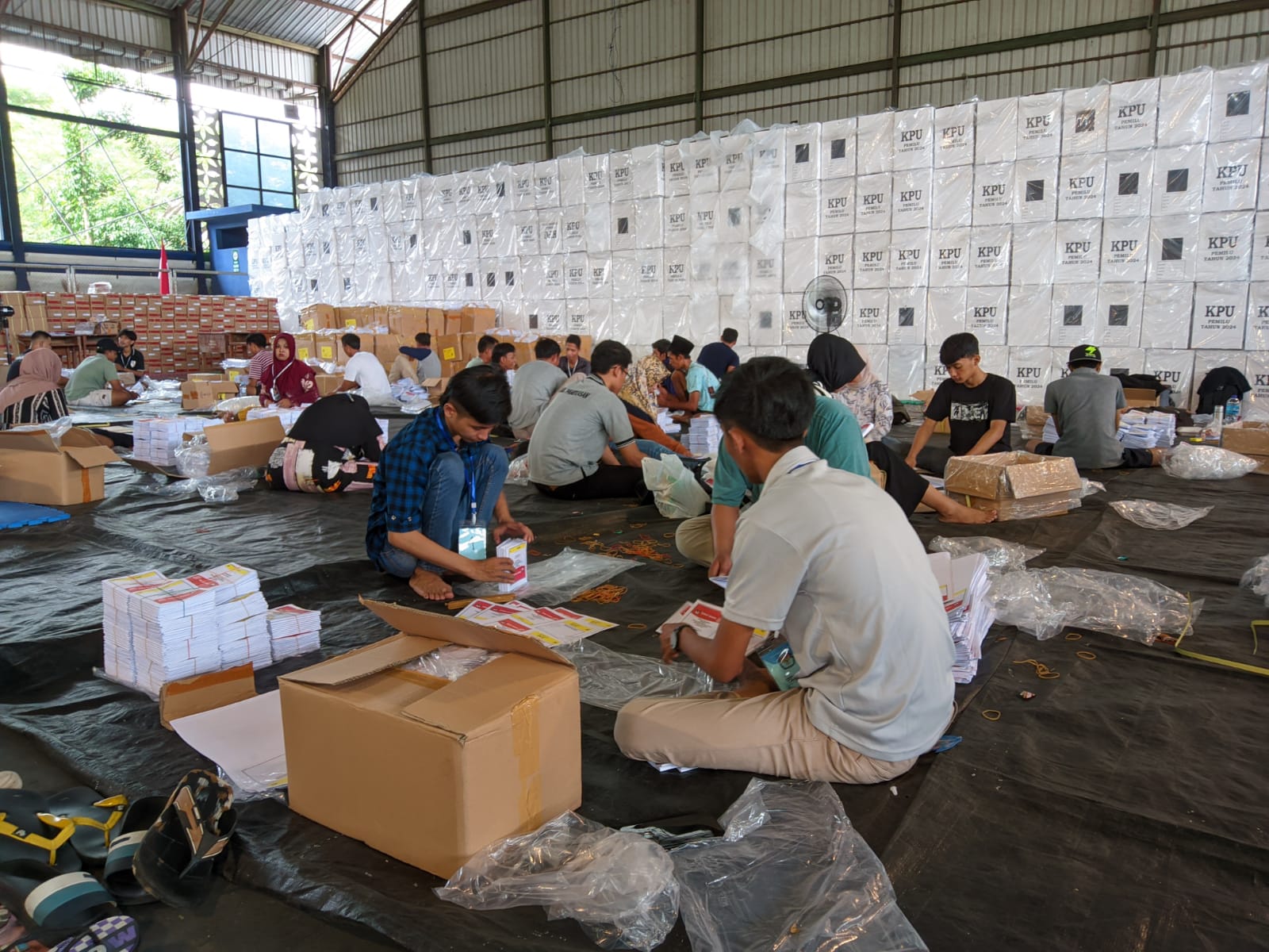 Sortir Tiga Juta Surat Suara Pemilu 2024, KPU Sampang Libatkan Ratusan Orang