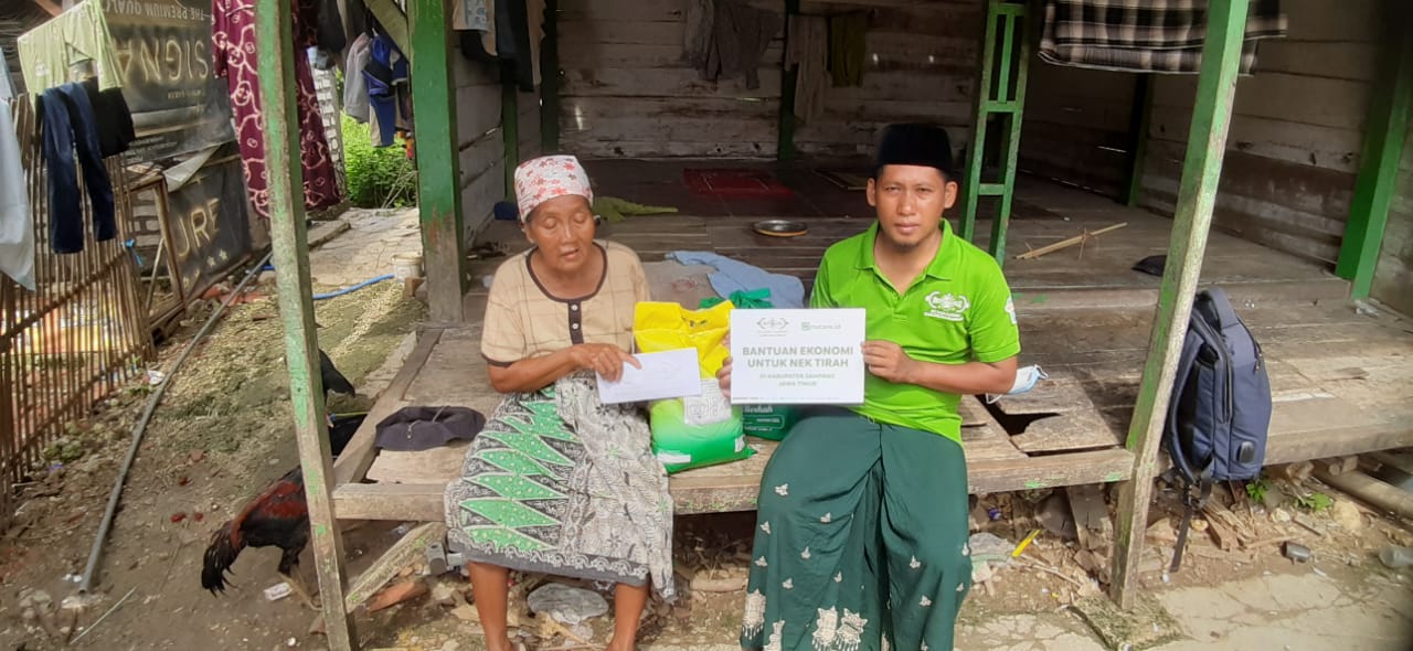 LAZISNU Sampang Bantu Modal Usaha Nenek Tuna Netra Penjual Kerupuk Keliling