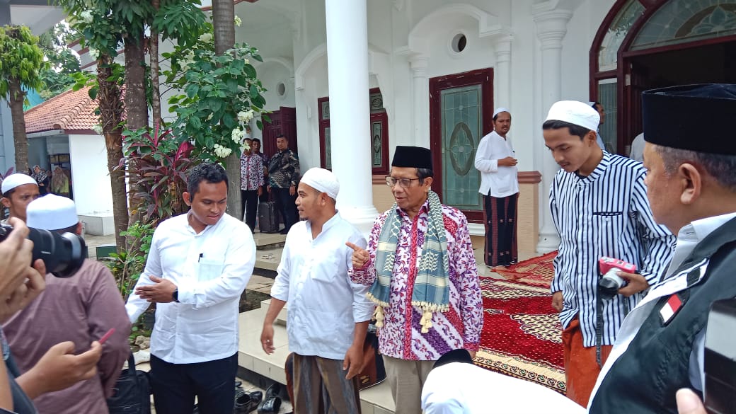 Mahfud MD Berkunjung ke Sejumlah Pondok Pesantren di Sampang