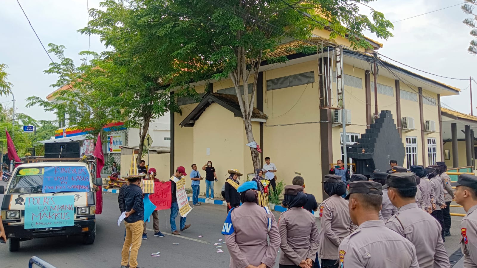 Gelar Unjuk Rasa, MDW Tuntut Polres Sampang Ungkap Kasus Dugaan Penggelapan Bansos
