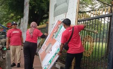 Jum’at Bersih, Bawaslu Bangkalan Tertibkan 900 APK Langgar Aturan