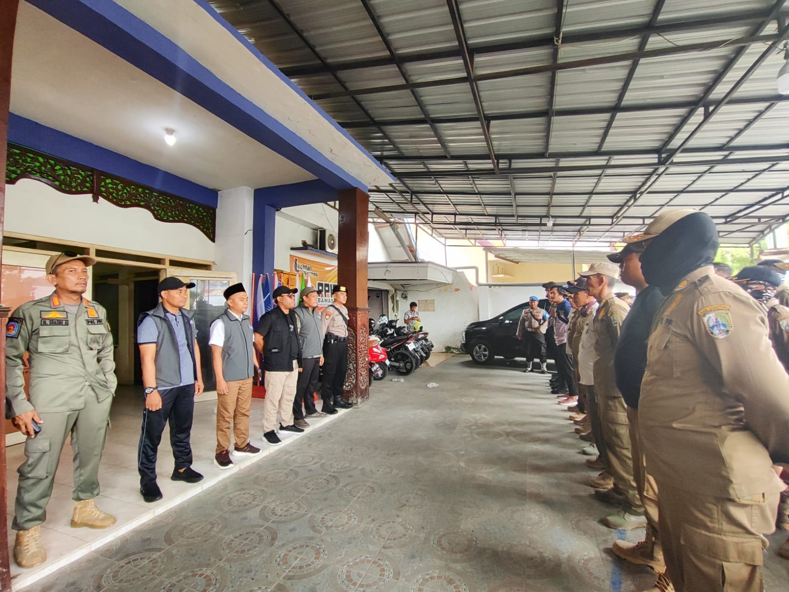 Bersama Satpol PP, Bawaslu Sampang Turunkan APK Salahi Aturan