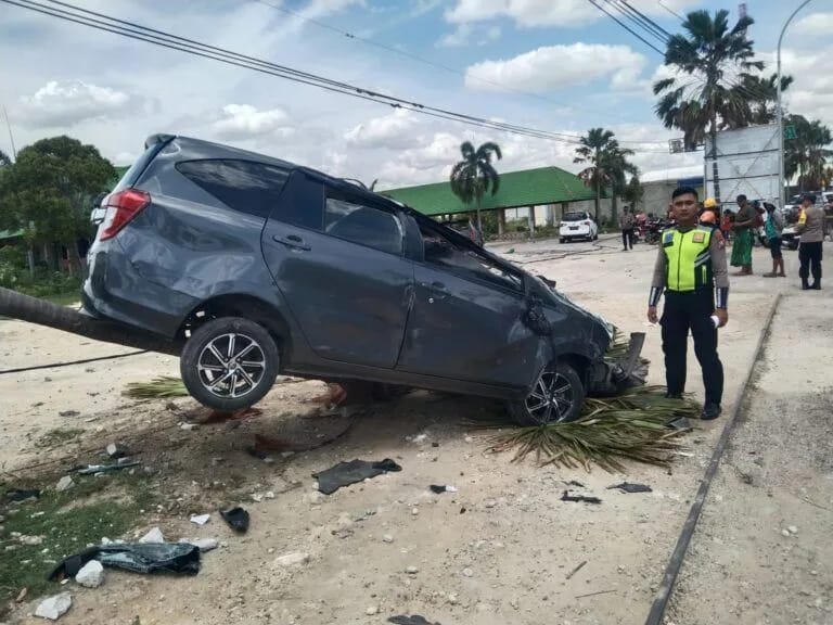 Laka Lantas Jalan Raya Taddan Camplong, Dua Mini Bus Rusak Parah