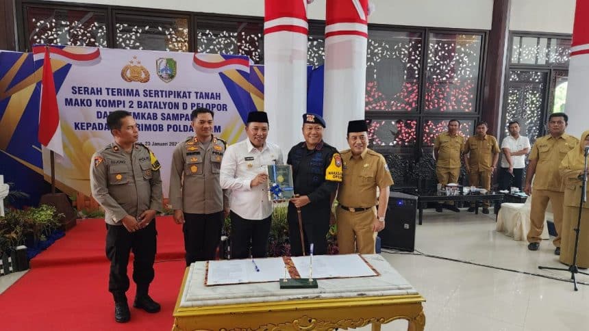 Batalyon D Pelopor Satbrimob Polda Jatim Terima Surat Hibah Lahan Dari Pemkab Sampang